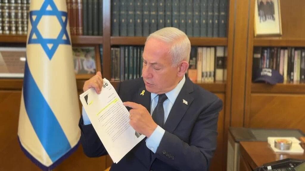נתניהו מציג את המכתב מראש השב"כ (צילום: תקשורת ראש הממשלה) נתניהו: ״יש לי הערב חשיפה דרמטית של עובדות שיטלטלו אתכם"