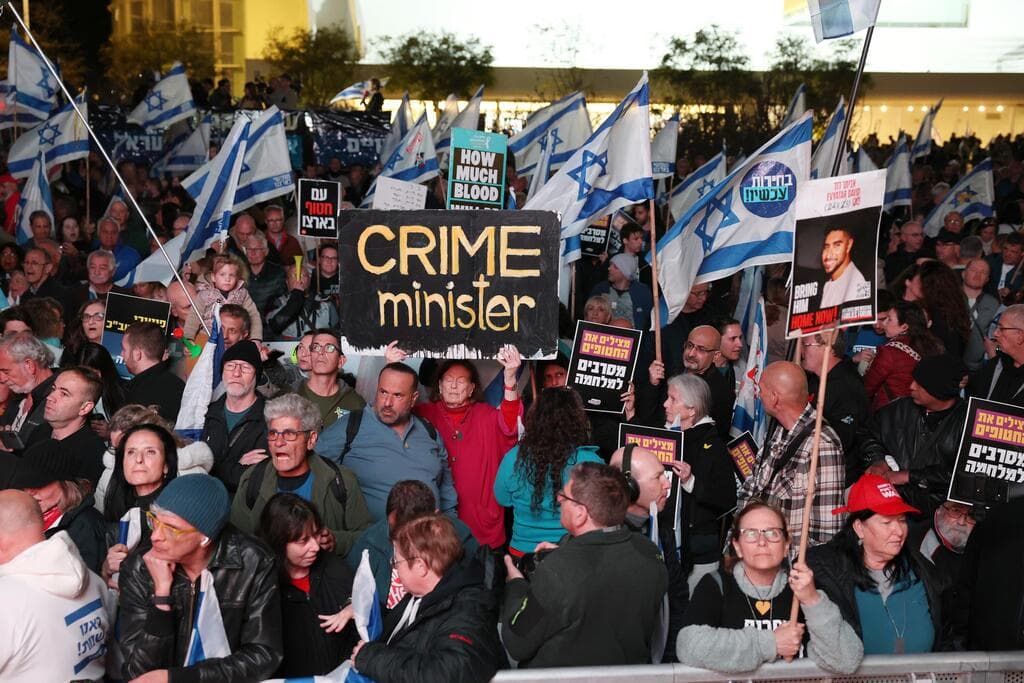 ההפגנה בכיכר הבימה נגד הממשלה (צילום: דנה קופל) הפגנה בהבימה נגד הממשלה