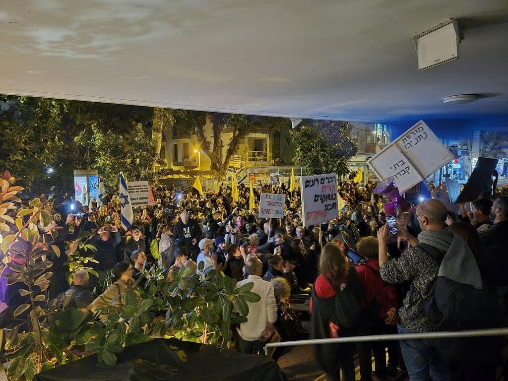 המפגינים מחוץ למצודת זאב בתל אביב (צילום: רן רימון ) צעדה להחזרת החטופים ברחובות תל אביב