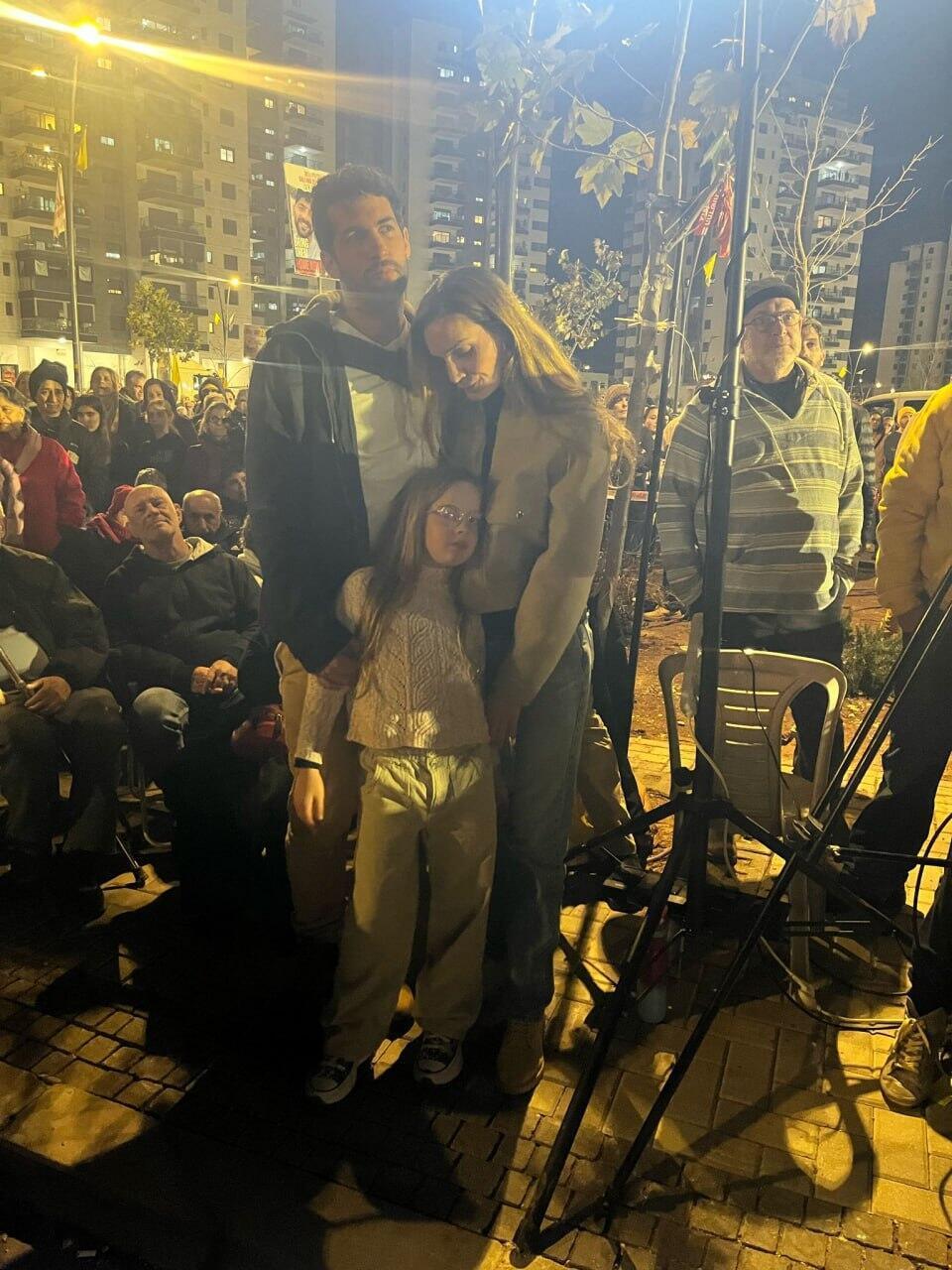 שגיא דקל חן, אביטל וביתם בעצרת בכרמי גת (צילום: גדי קבלו ) שגיא דקל חן, אביטל וביתם בעצרת בכרמי גת