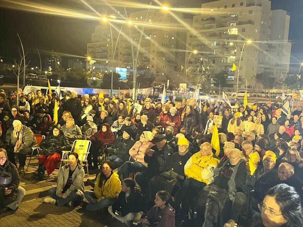 ההפגנה בכרמי גת (צילום: גדי קבלו ) הפגנה להחזרת החטופים בכרמי גת