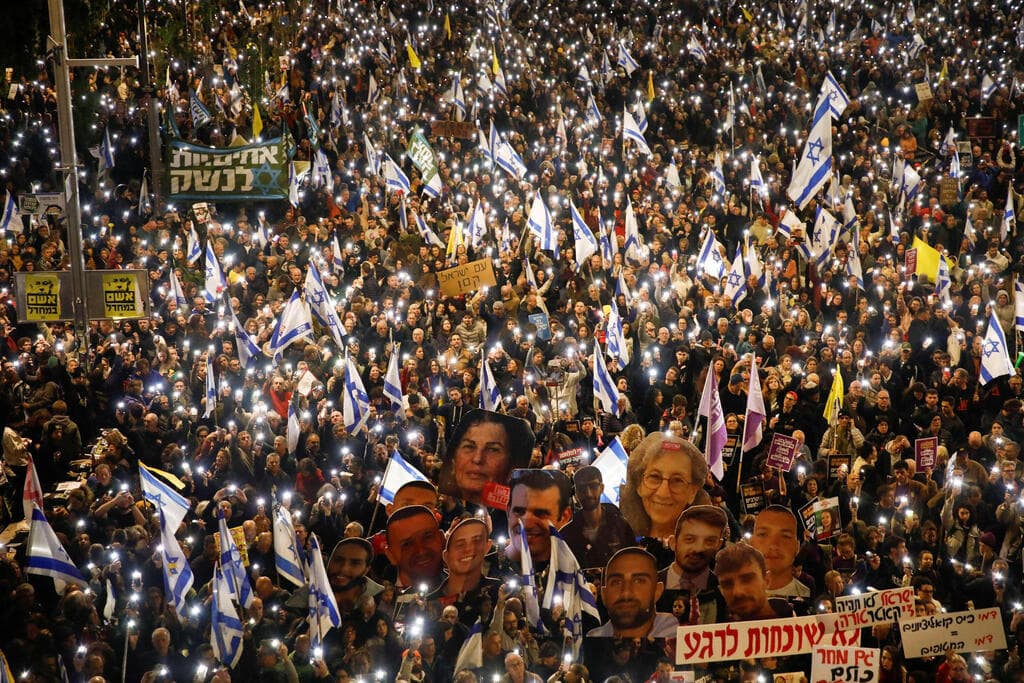 צילום: REUTERS/Shir Torem הפגנה בדרך בגין, תל אביב