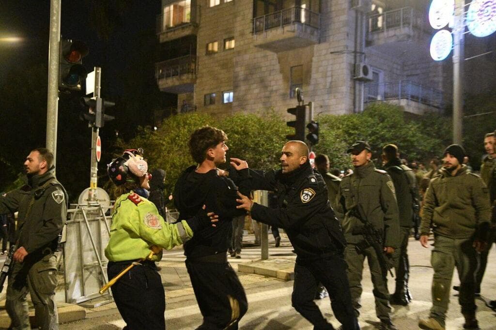 צילום: רפי קוץ מפגינים בדרך לרחוב עזה בירושלים, להפגין מול בית רה"מ