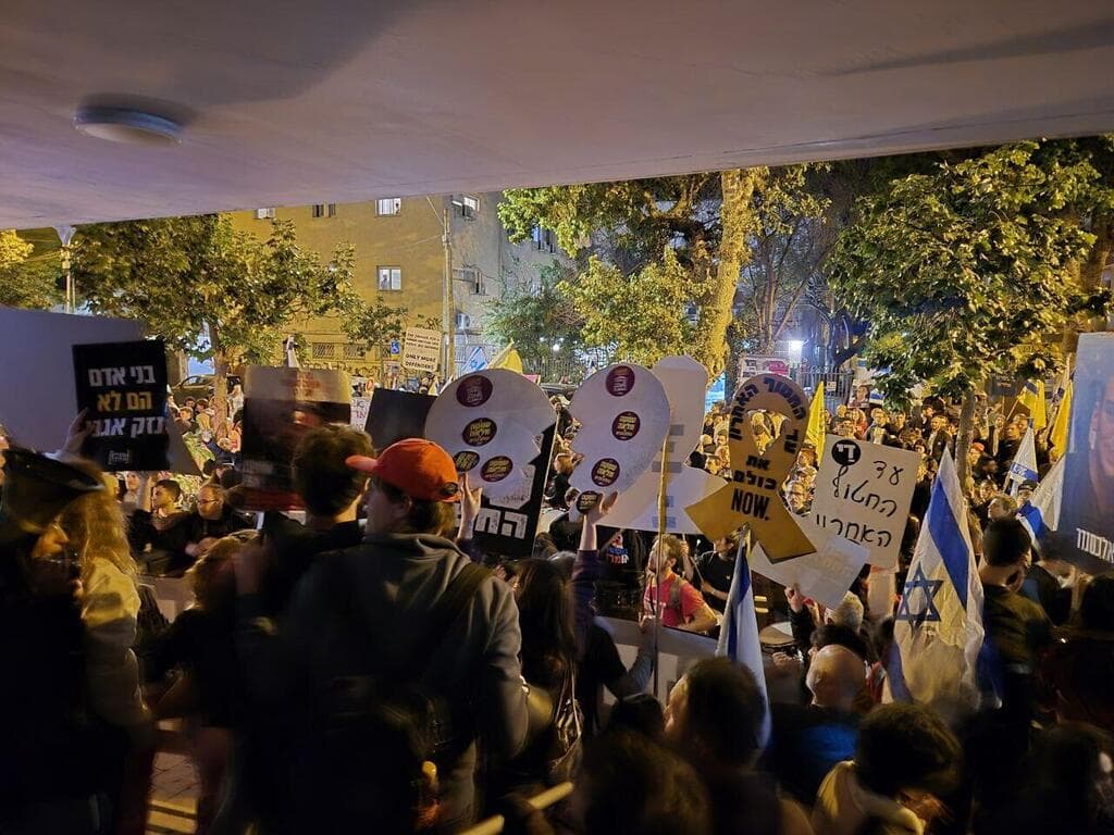 צילום: רן רימון צעדה להחזרת החטופים ברחובות תל אביב