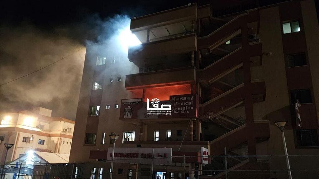 תקיפה בבניין החירום במתחם הרפואי נאסר בעיר חאן יונס מדרום לרצועת עזה