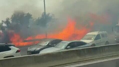 האש מתקרבת לרכבים שננטשו בכביש 1