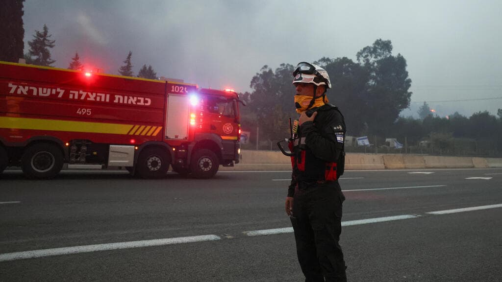 צוותי כיבוי ליד ירושלים (צילום: REUTERS/Ronen Zvulun) שריפות ליד ירושלים