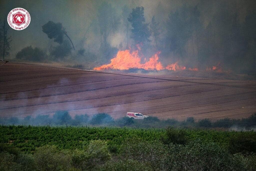 צילום: דוברות כבאות והצלה השריפה מתלקחת בלטרון