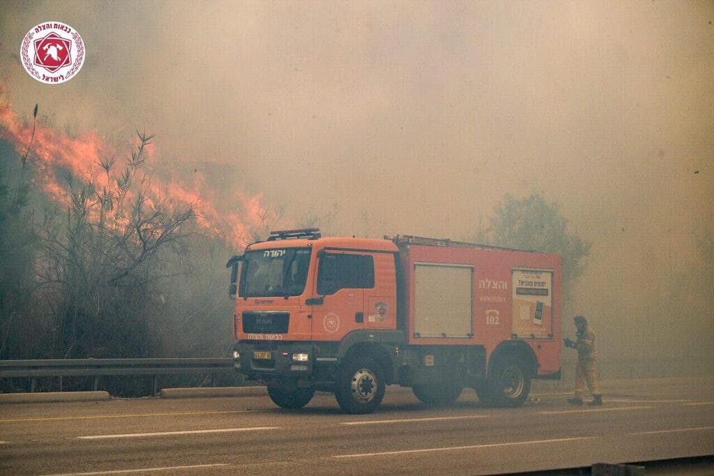 צילום: דוברות כבאות והצלה השריפה מתלקחת בלטרון