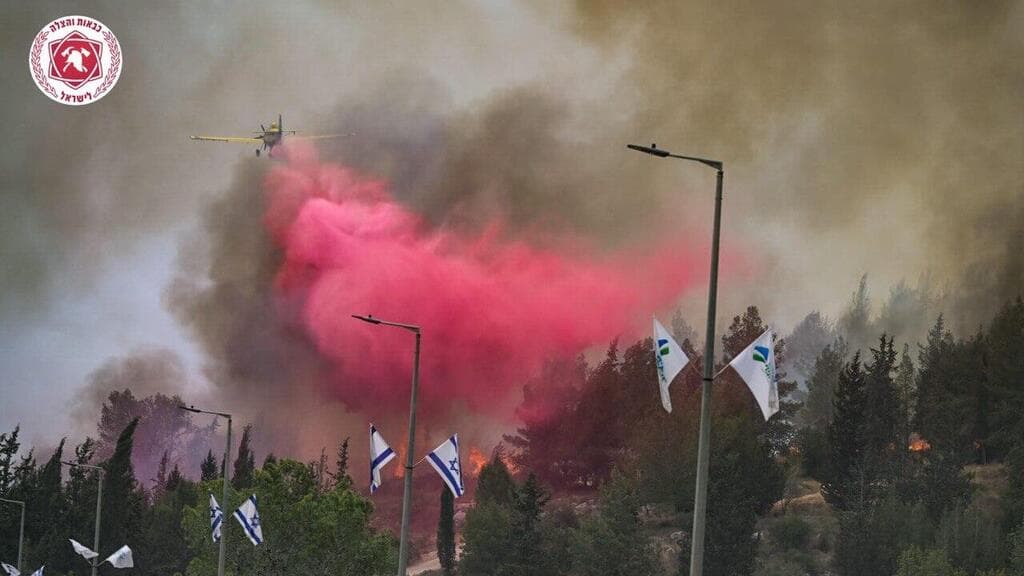 מטוסי כיבוי והצלה בשריפות בהרי ירושלים (צילום: דוברות כב״ה מרכז) שריפות בהרי ירושלים