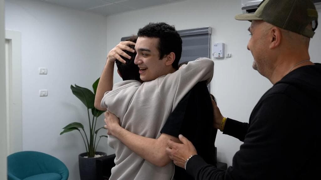 סמ״ר עידן אלכסנדר במפגש המרגש עם משפחתו בנקודת הקליטה הראשונית