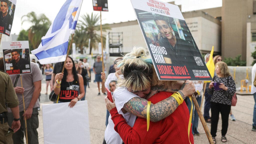 צילום: AP Photo/Oded Balilty, REUTERS/Ronen Zvulun צעדת משפחות החטופים מכיכר החטופים לשגרירות ארה"ב בעקבות שחרורו של עידן אלכסנדר
