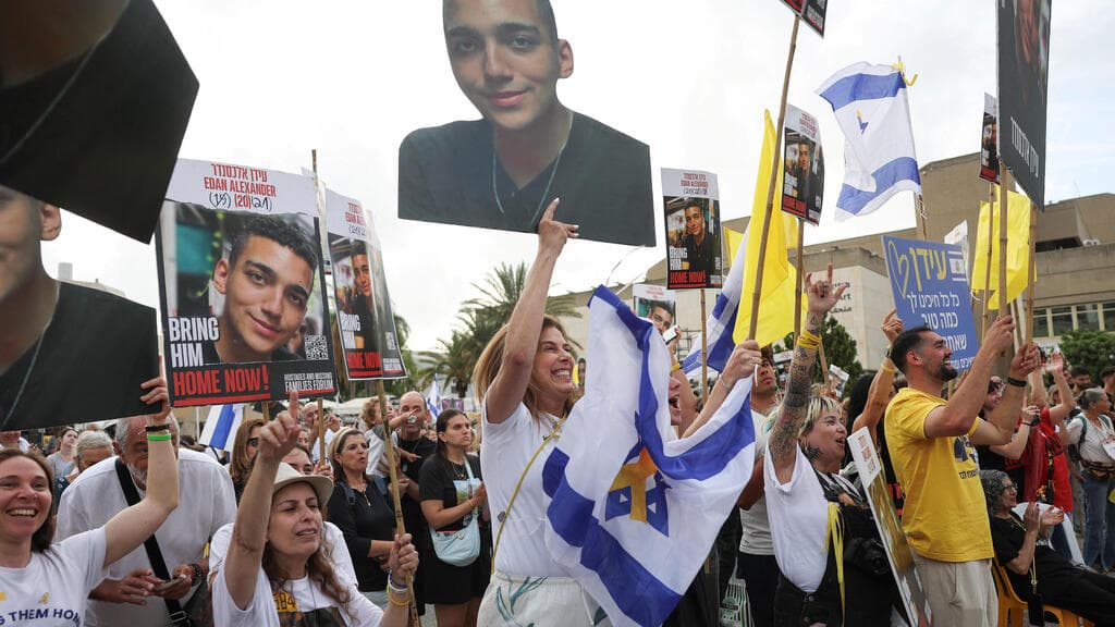כיכר החטופים, הערב (צילום: AP Photo/Oded Balilty, REUTERS/Ronen Zvulun) צעדת משפחות החטופים מכיכר החטופים לשגרירות ארה"ב בעקבות שחרורו של עידן אלכסנדר