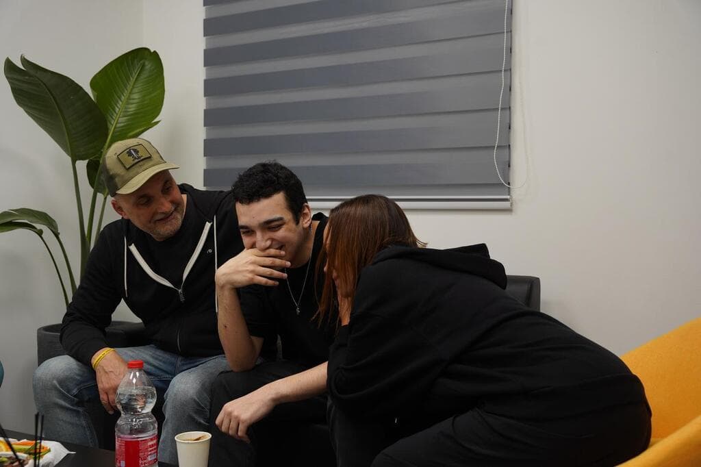 סמ״ר עידן אלכסנדר במפגש המרגש עם משפחתו בנקודת הקליטה הראשונית