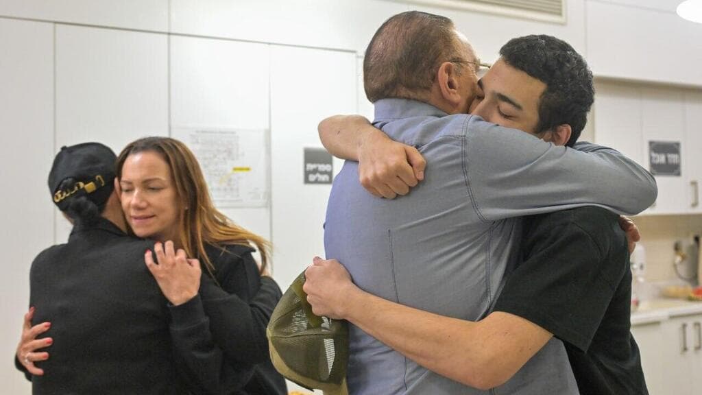 צילום: דובר צה"ל עידן אלכסנדר נפגש עם בני משפחתו לראשונה בבית החולים איכילוב