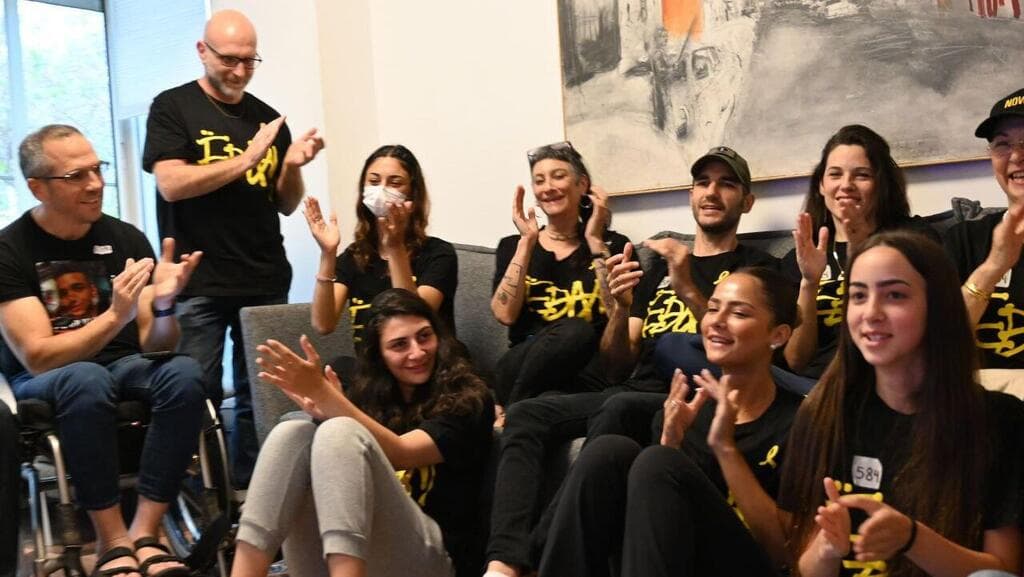 משפחת אלכסנדר קיבלה את ההודעה על העברתו של עידן לידי הצלב האדום (צילום: פאולינה פטימר) משפחת אלכסנדר עם קבלת העדכון על העברתו של עידן לידי הצלב האדום