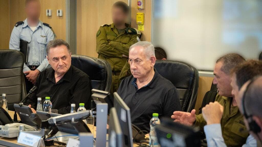 נתניהו בחודש שעבר עם שר הביטחון כ"ץ והרמטכ"ל אייל זמיר (צילום: שירה קינן, משרד הביטחון) רה"מ בנימין נתניהו, ישראל כ"ץ והרמטכ"ל אייל זמיר צופים במטוסי חיל האוויר תוקפים מטרות טרור של שלטון הטרור החות׳י בתימן