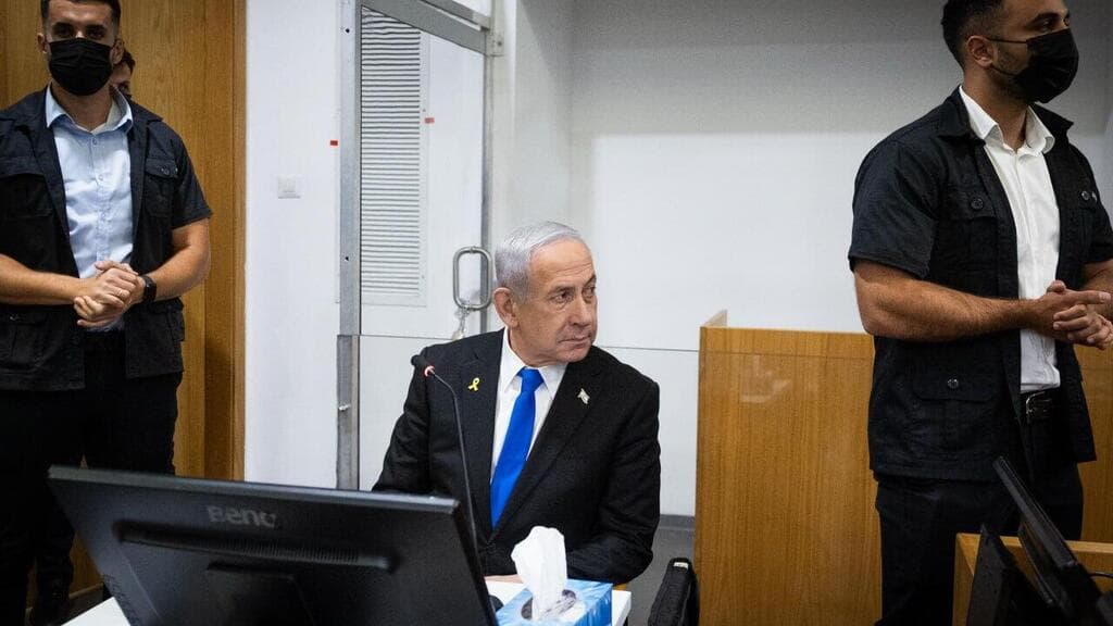 צילום: חיים גולדברג נתניהו נכנס לדיון החקירה הנגדית