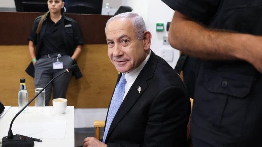 נתניהו נכנס לדיון (צילום: מוטי מילרוד) נתניהו נכנס לדיון החקירה הנגדית