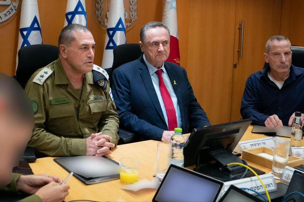 שר הביטחון והרמטכ"ל בישיבה שעות ספורות לפני פתיחת מבצע "עם כלביא" באיראן
