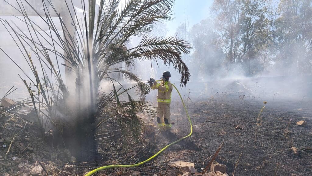 לוחמי האש פועלים בשריפה בשטח פתוח ברמת הגולן כתוצאה מיירוטים