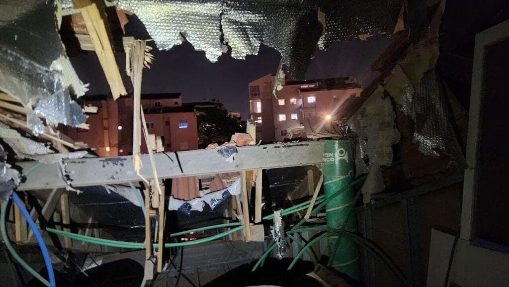 נפילה של רסיס בבית בעיר ראש העין