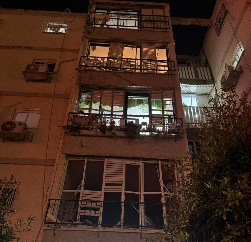 דירה שניזוקה כתוצאה מפגיעה ישירה ברמת גן