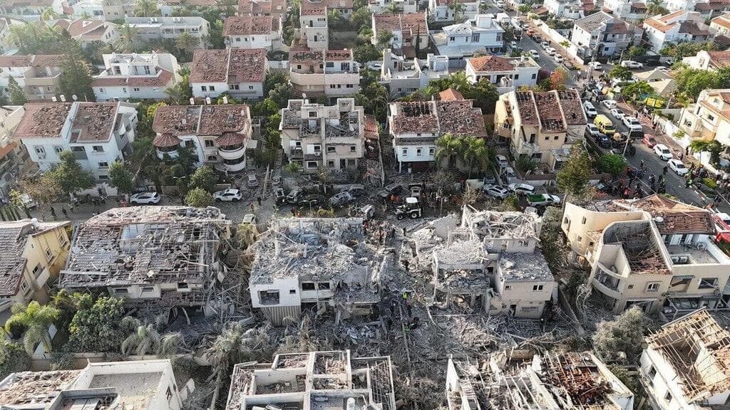 החורבן בראשון לציון (צילום: דוברות עיריית ראשון לציון ויחידת הרחפנים של החברה לביטחון וסדר ציבורי) ההריסות בראשון לציון לאחר הפגיעה הישירה