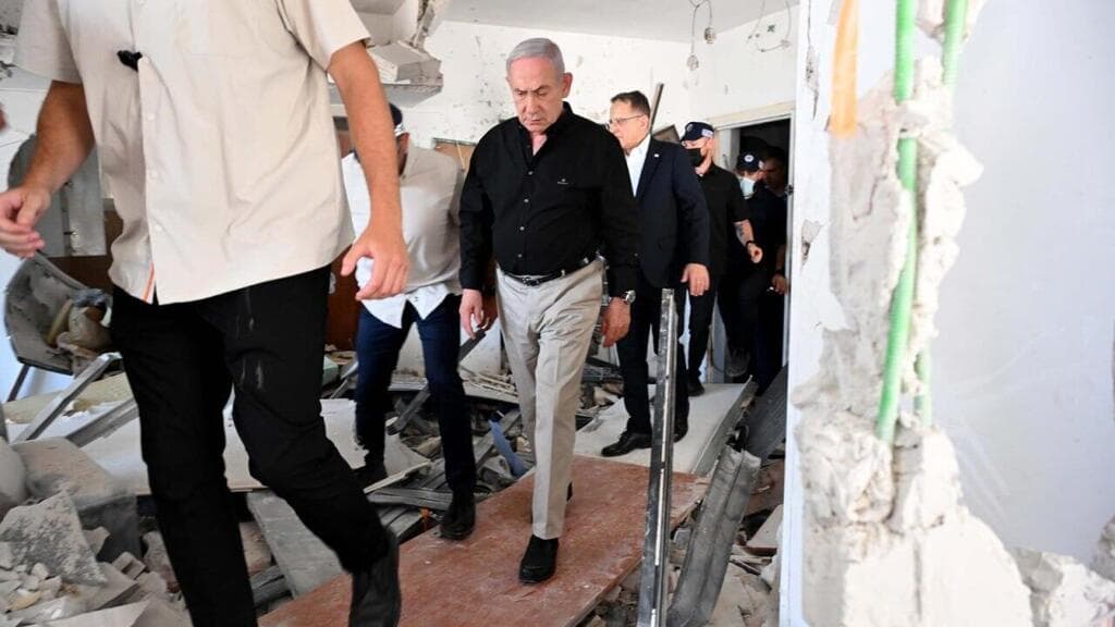 ראש הממשלה בנימין נתניהו בזירת הנפילה בבת ים
