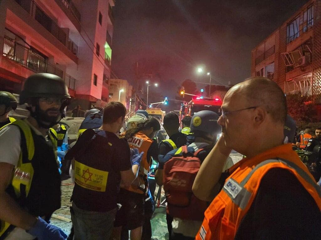 פינוי פצועים מהזירה בבת ים 
