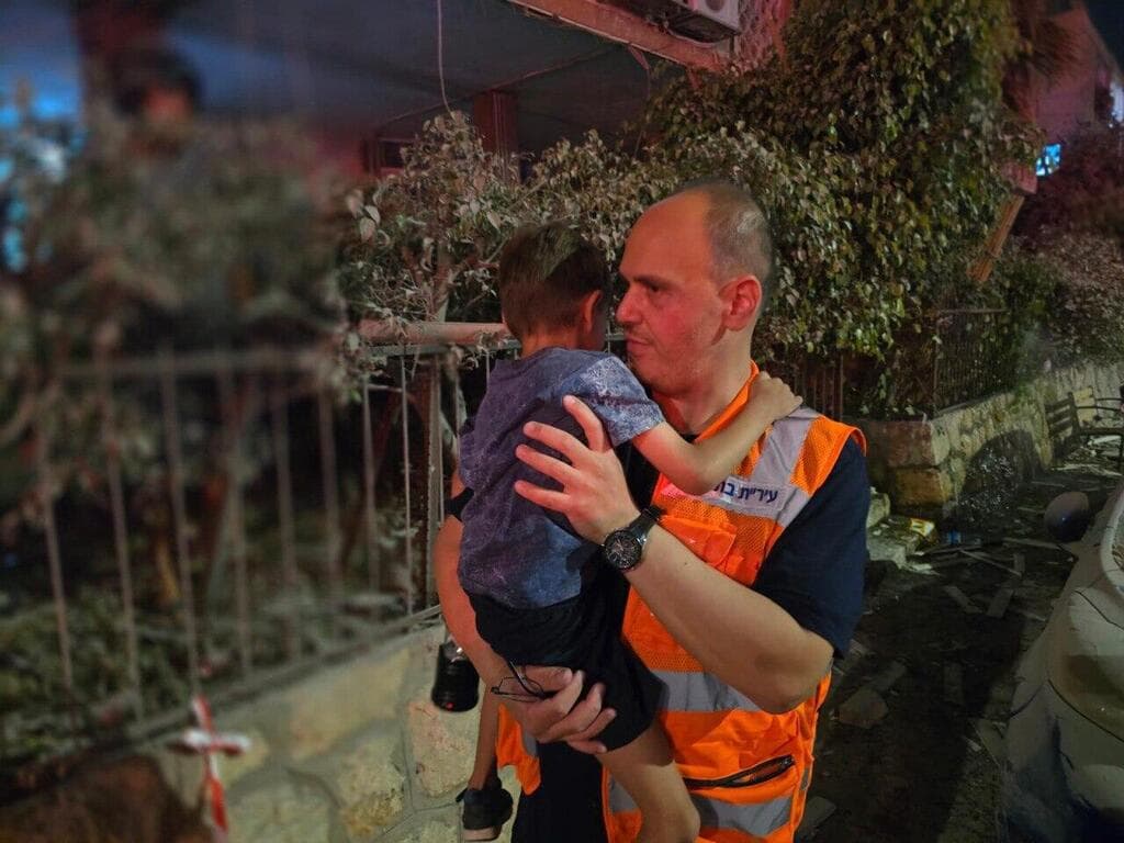 פינוי פצועים מהזירה בבת ים 