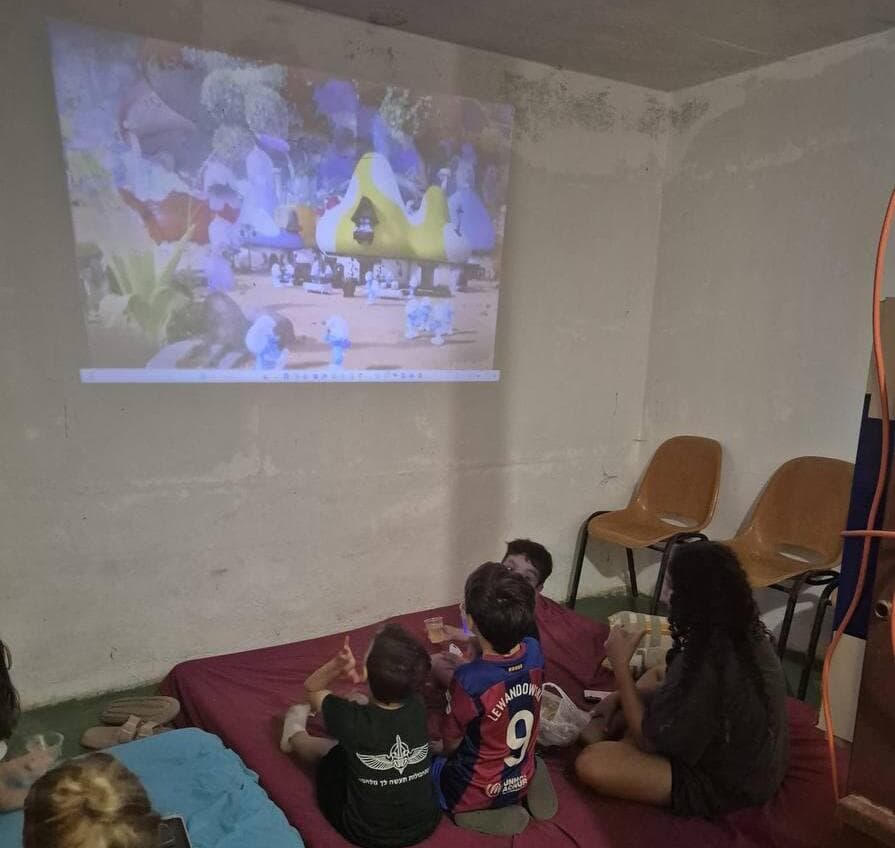ילדים במקלט בקיבוץ העוגן רואים סרט בזמן האזעקות