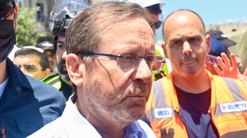 נשיא המדינה יצחק הרצוג בהצהרה לתקשורת בזירת הפגיעה בבת ים