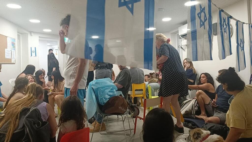 תושבי שכונת נווה שרת מתגוננים בממ"ד