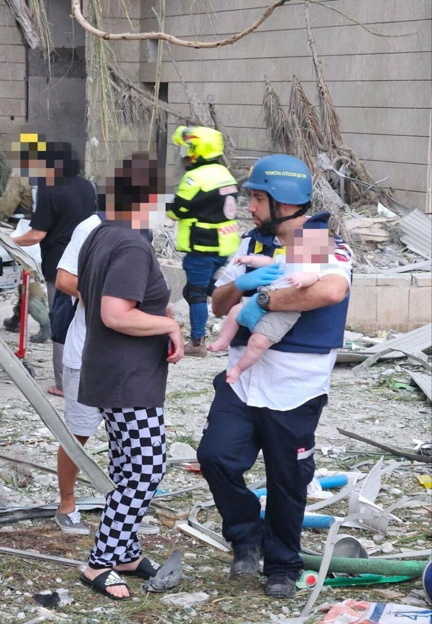 חילוץ אישה ותינוק בן שנה מבניין 20 קומות בפתח תקווה