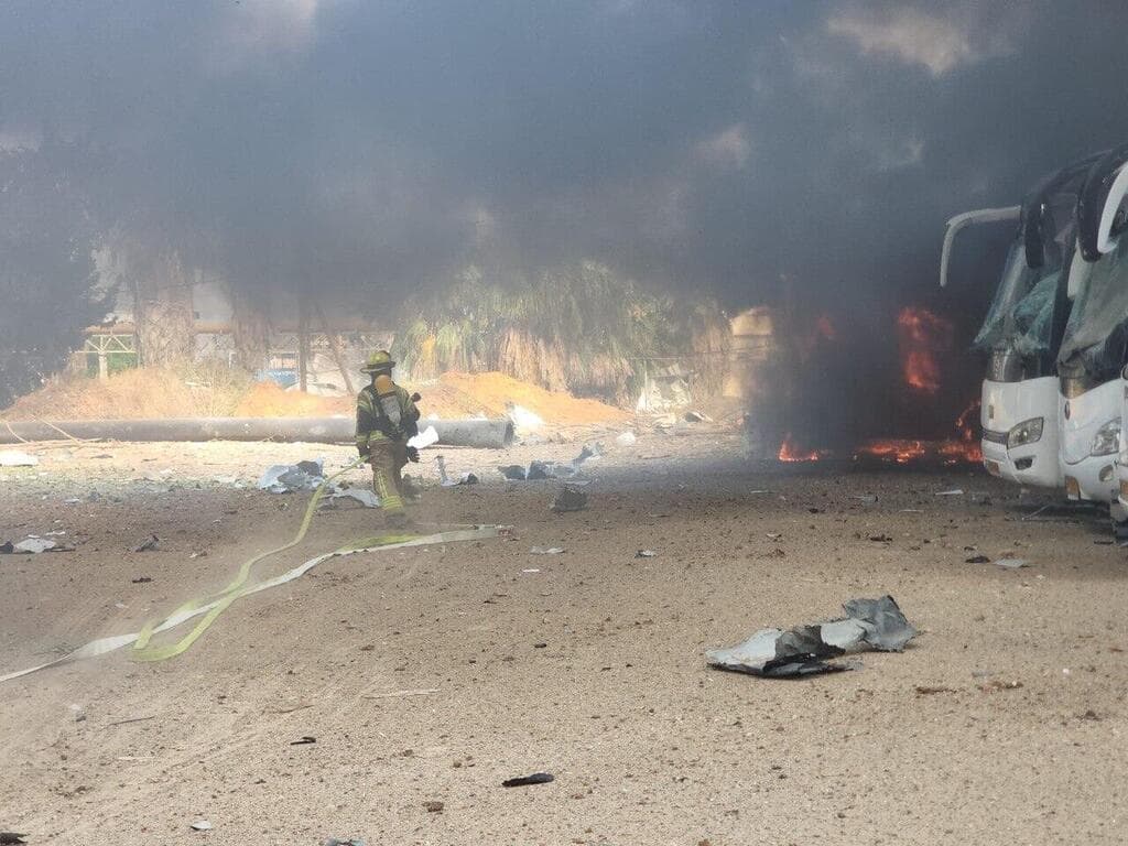 אוטובוס בוער לאחר פגיעה ישירה בחניון גליל ים, הרצליה