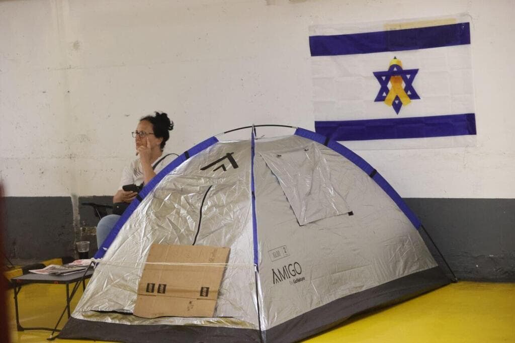 חניון בדיזנגוף סנטר שהפך למקלט מפונים