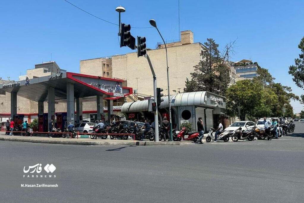  תורים בתחנות דלק בטהרן