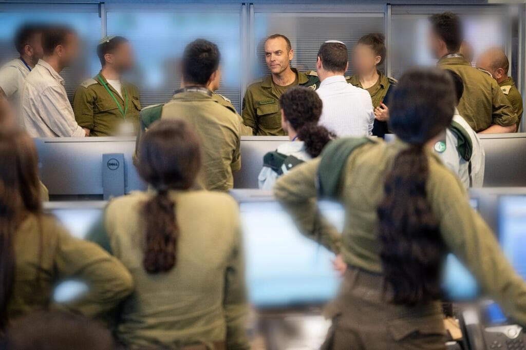 ראש אגף המודיעין, אלוף שלומי בינדר בביקור בבסיסי אגף המודיעין