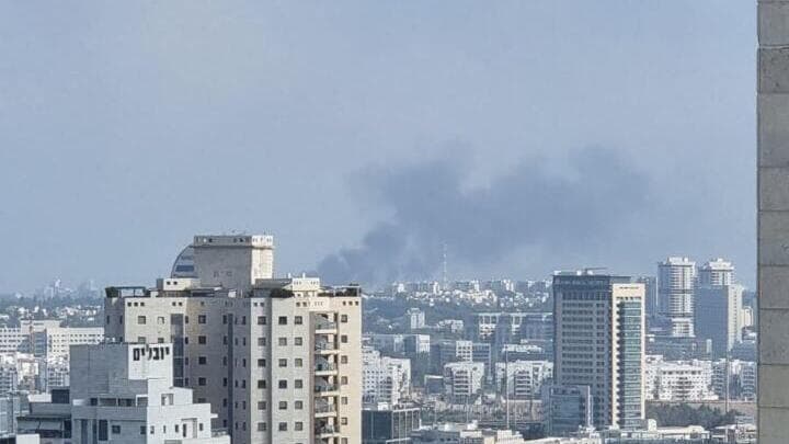 פגיעה ישירה של טיל ששוגר מאיראן בהרצליה