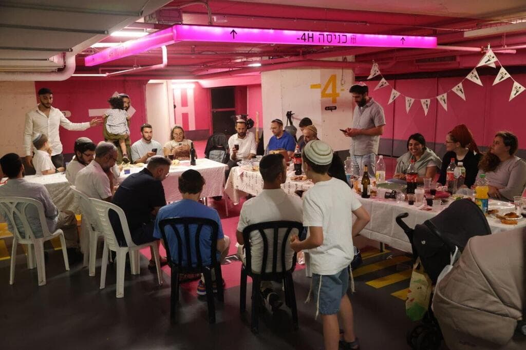 חניון בדיזנגוף סנטר שהפך למקלט מפונים