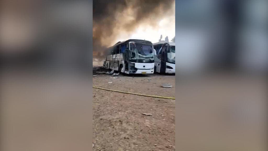 אוטובוס בוער לאחר פגיעה ישירה בחניון ליד בית העלמין גליל ים, הרצליה
