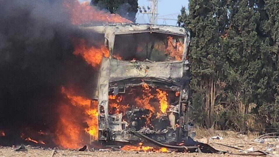אוטובוס בוער לאחר פגיעה ישירה בחניון ליד בית העלמין גליל ים, הרצליה