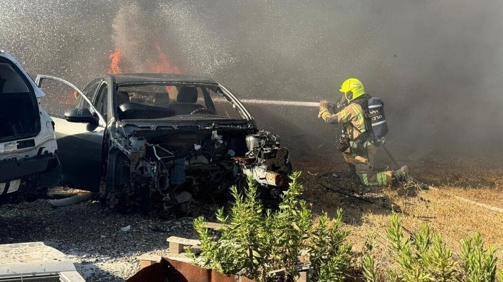 שריפה פרצה במגרש גרוטאות רכבים בעקבות שיגור לטמרה