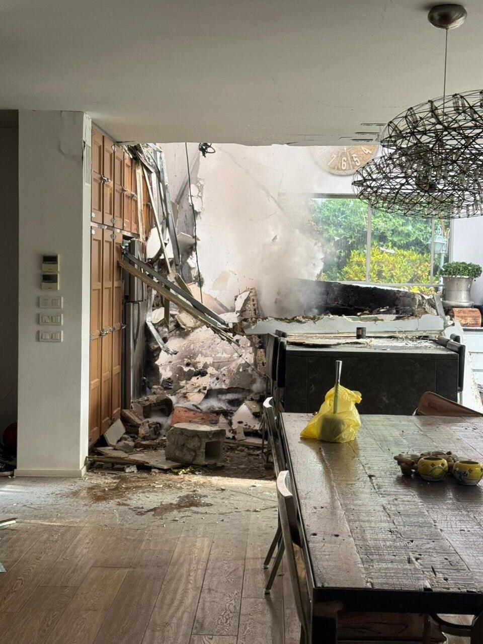 ביתו של השר לשעבר דני נוה בסביון, ספג פגיעה קשה בעקבות המטח מאיראן