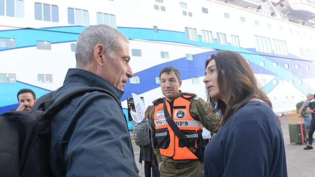 נוסעים שחזרו בספינה באשדוד