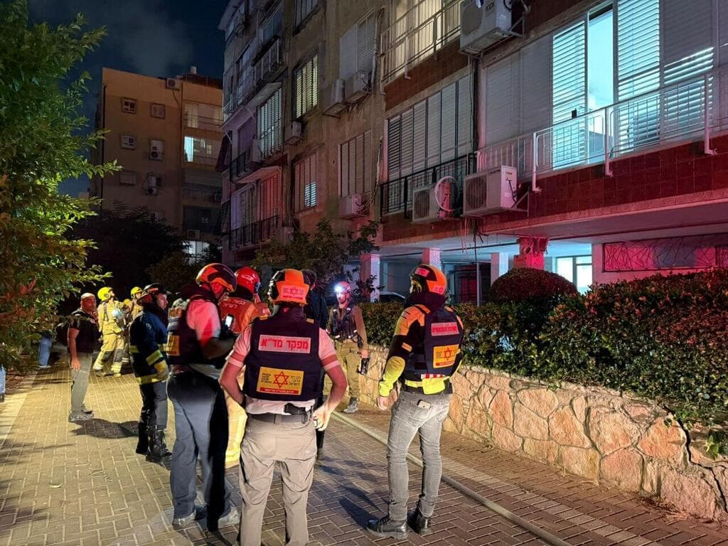 צוותי מד"א בזירת נפילת הרסיס
