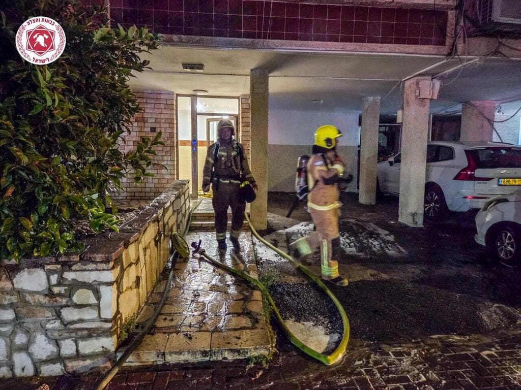 צוותי כבאות והצלה בזירה