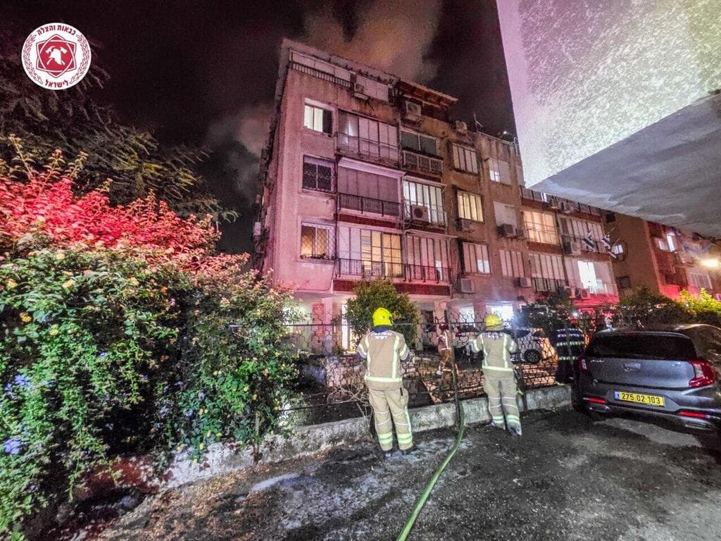 צוותי כבאות והצלה בזירה