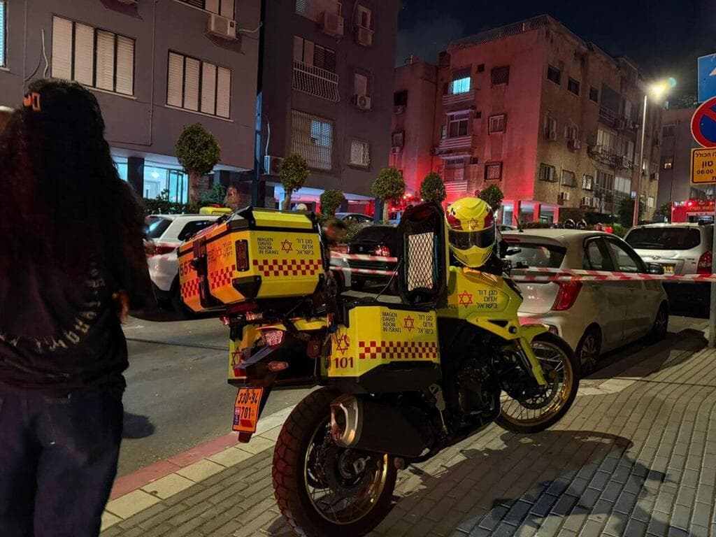 צוותי מד"א בזירת נפילת הרסיס